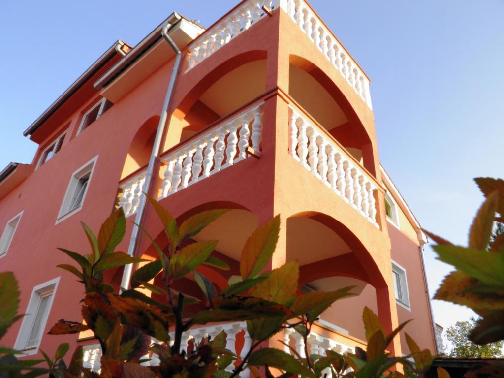 Apartments Lea With Pool Malinska Exterior photo