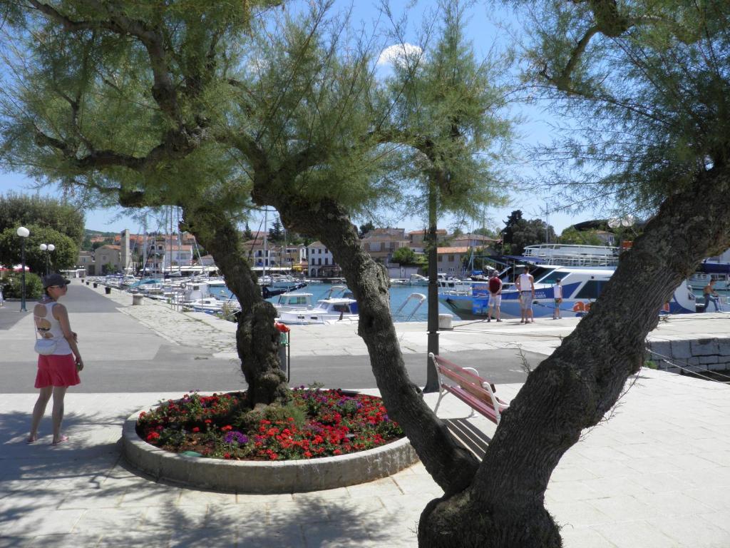 Apartments Lea With Pool Malinska Exterior photo
